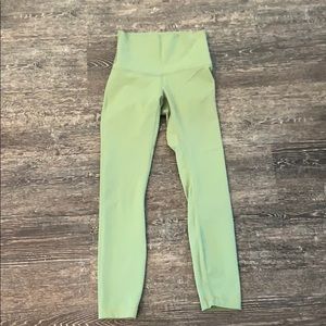 Green Lululemon wunder under leggings